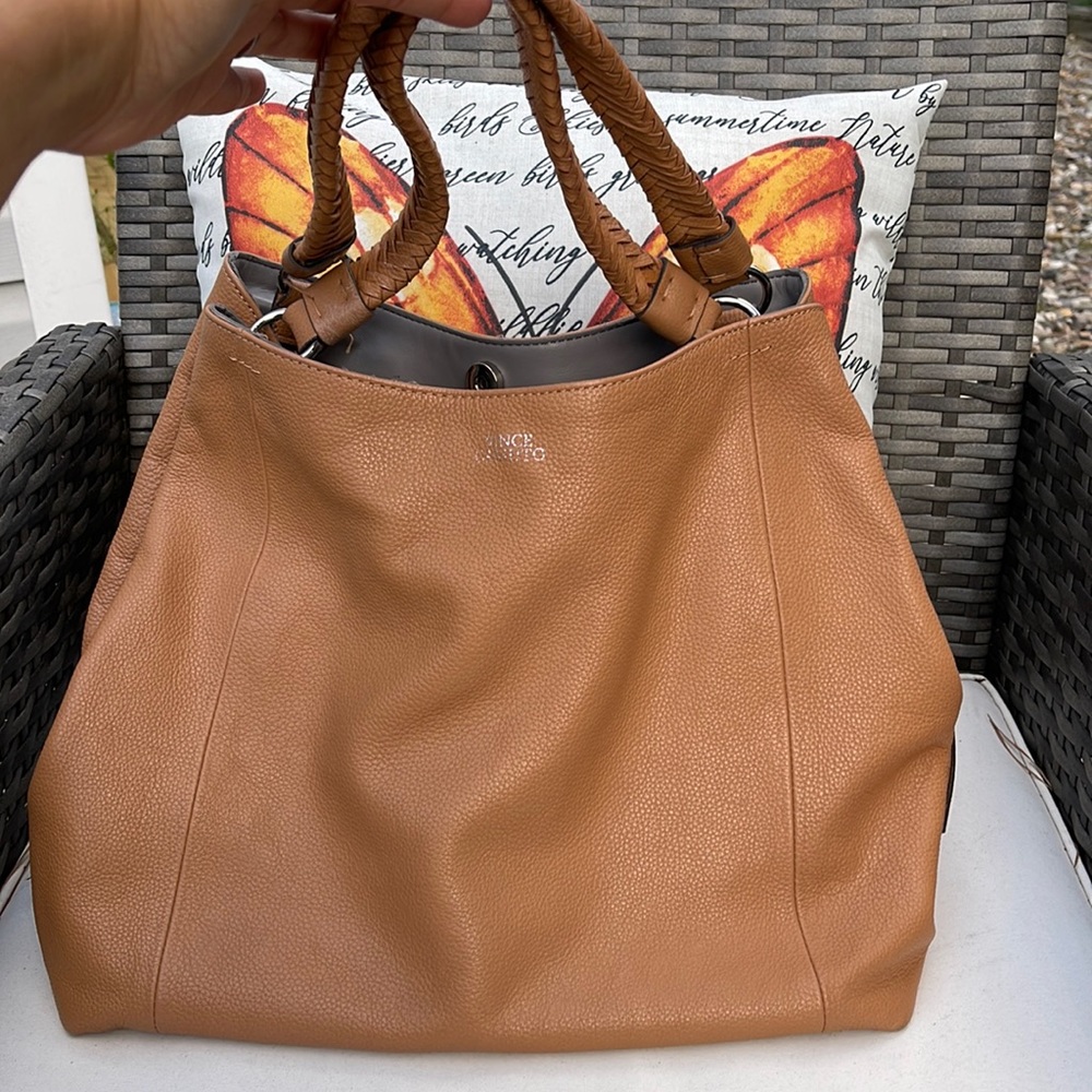 Vince Camuto leather hand bag 💼